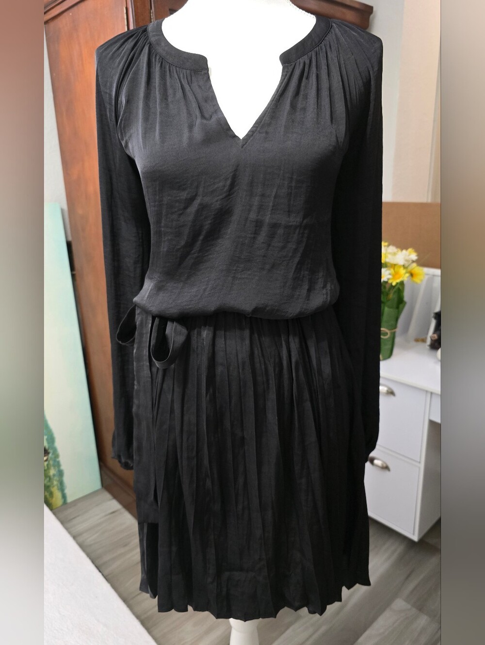 Vera Wang Black Long-Sleeve Pleated V-Neck Dress